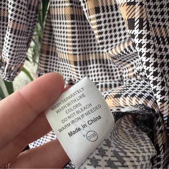 Boutique Tan Black Houndstooth Plaid V Neck Ruffle Tiered Dress Size Small - Picture 6 of 8